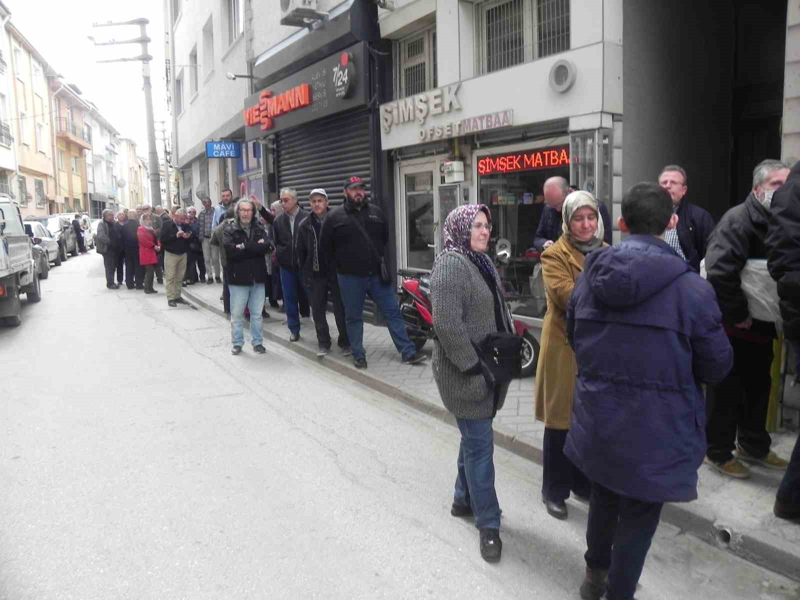 ONLARCA VATANDAŞ SIRAYA GİREREK UZUN KUYRUKLAR OLUŞTURDU. BAKLAVA KUYRUĞUNUN, FISTIKLI,