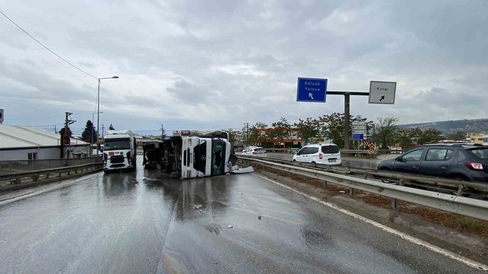 KOCAELİ’DE YOL AYRIMINDA VİRAJI ALAMAYAN TIR DEVRİLEREK YAN YATTI. YARALANAN
