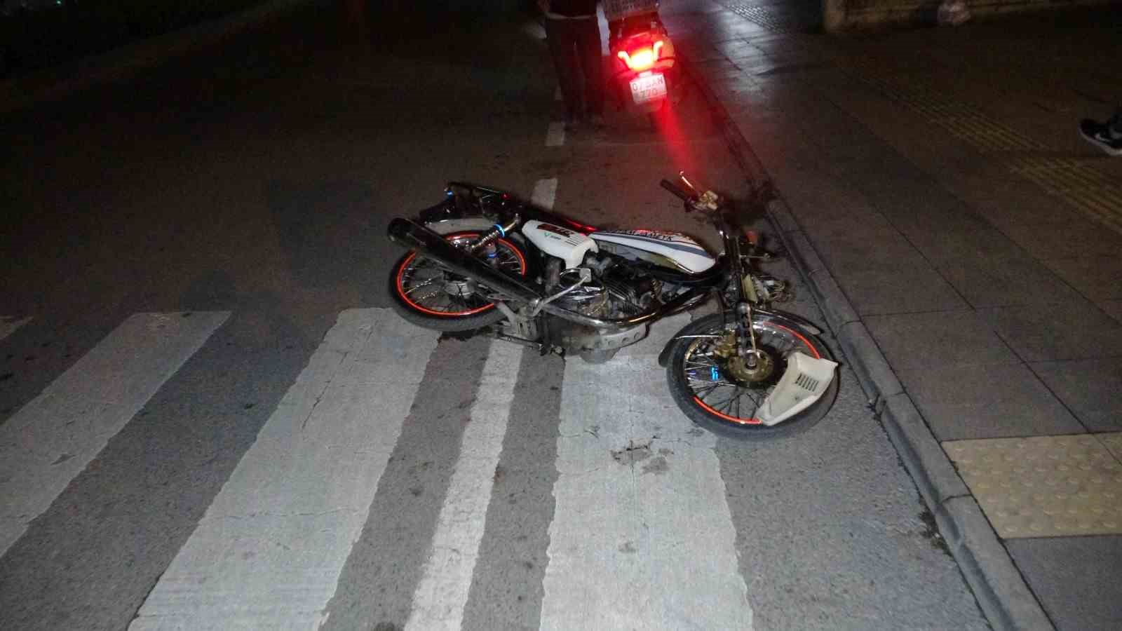 ANTALYA'NIN MANAVGAT İLÇESİNDE KAVŞAKTA MOTOSİKLETİN REFÜJDEKİ KALDIRIM TAŞLARINA ÇARPMASI SONUCU