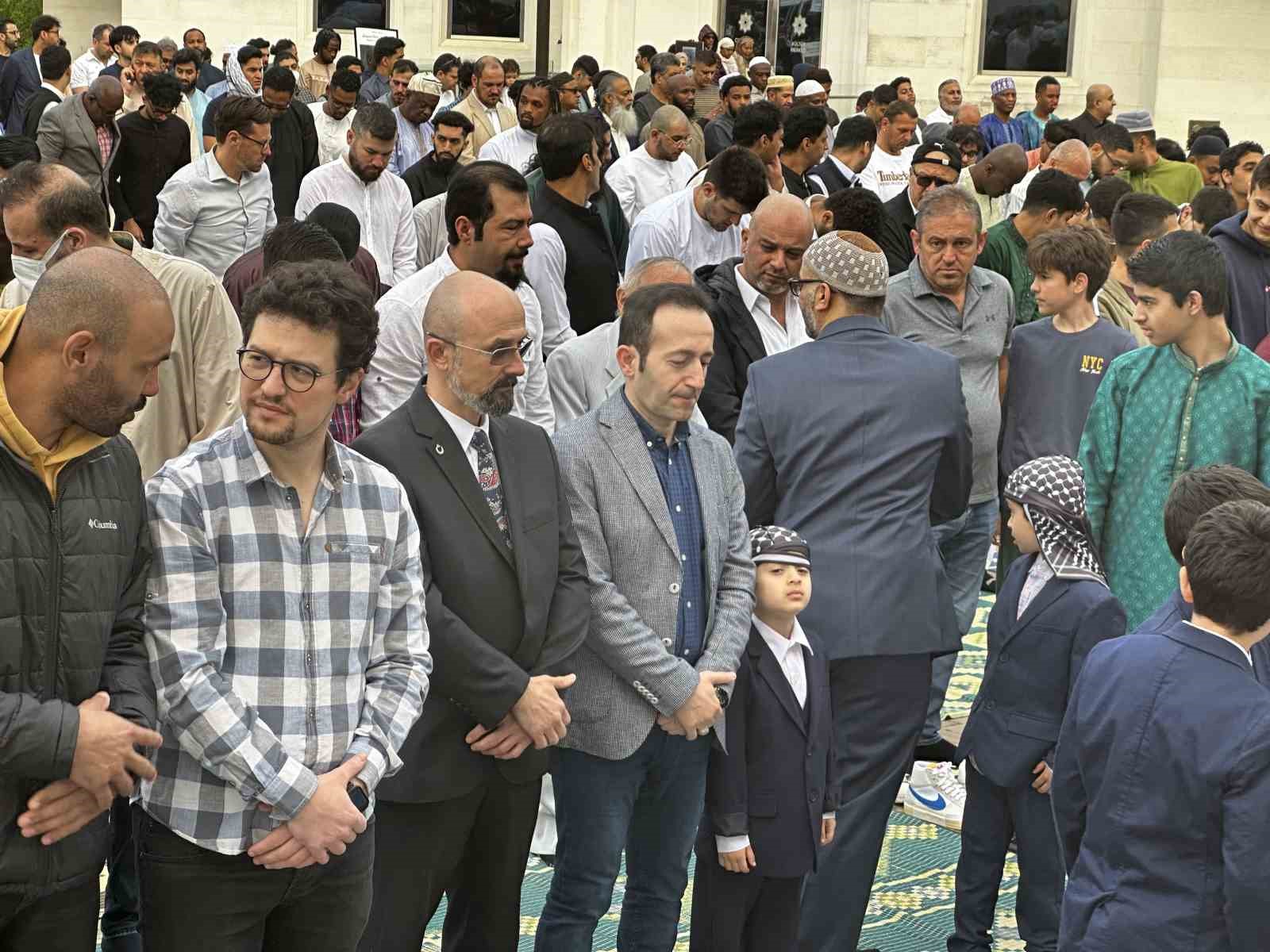 ABD'DE YAŞAYAN FARKLI MİLLETLERDEN YÜZLERCE MÜSLÜMAN, RAMAZAN BAYRAMI'NI KUTLAMAK İÇİN