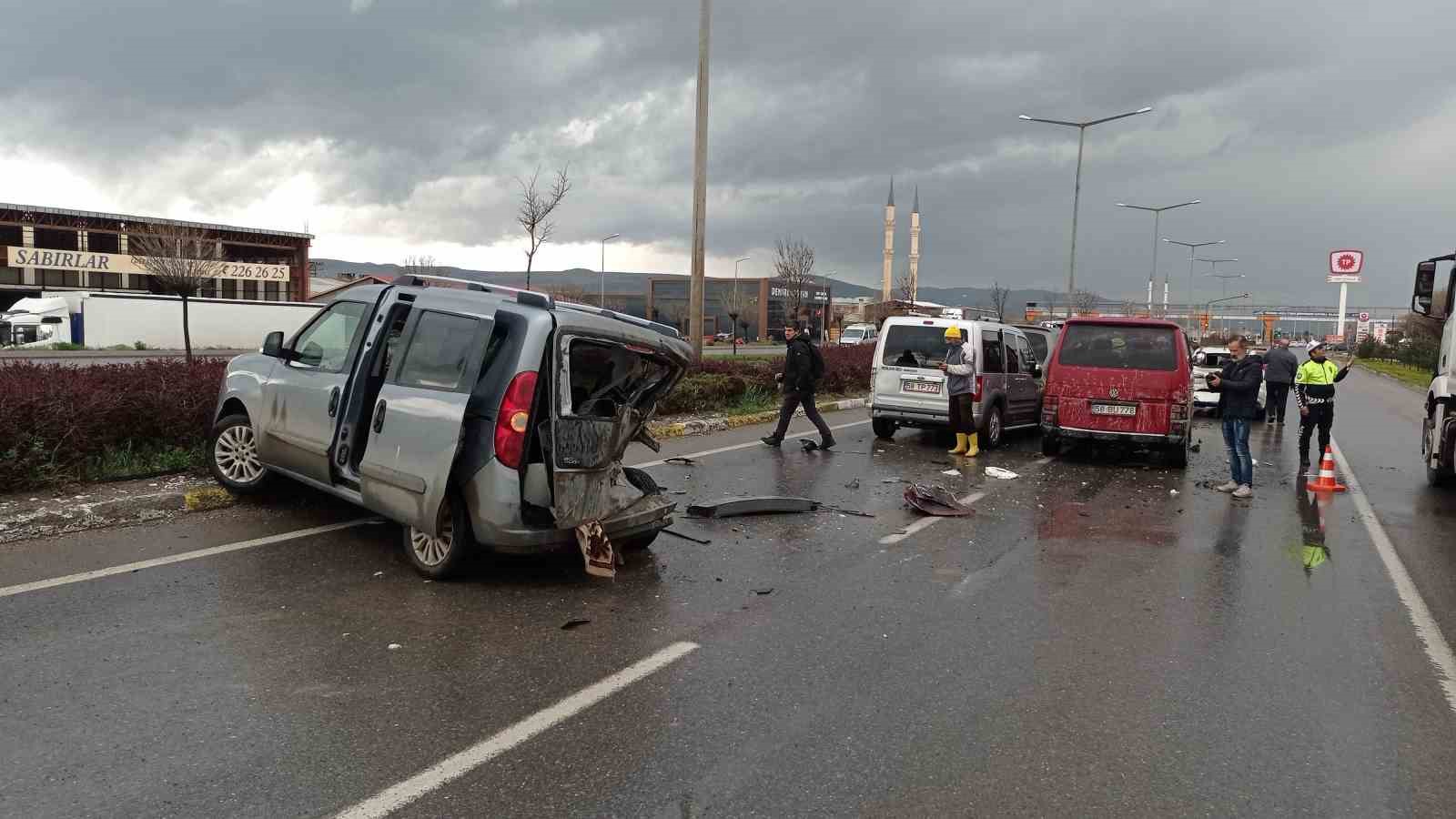 SİVAS’TA YAĞIŞLI HAVA NEDENİYLE KAYGANLAŞAN YOLDA MEYDANA GELEN TRAFİK KAZASINDA
