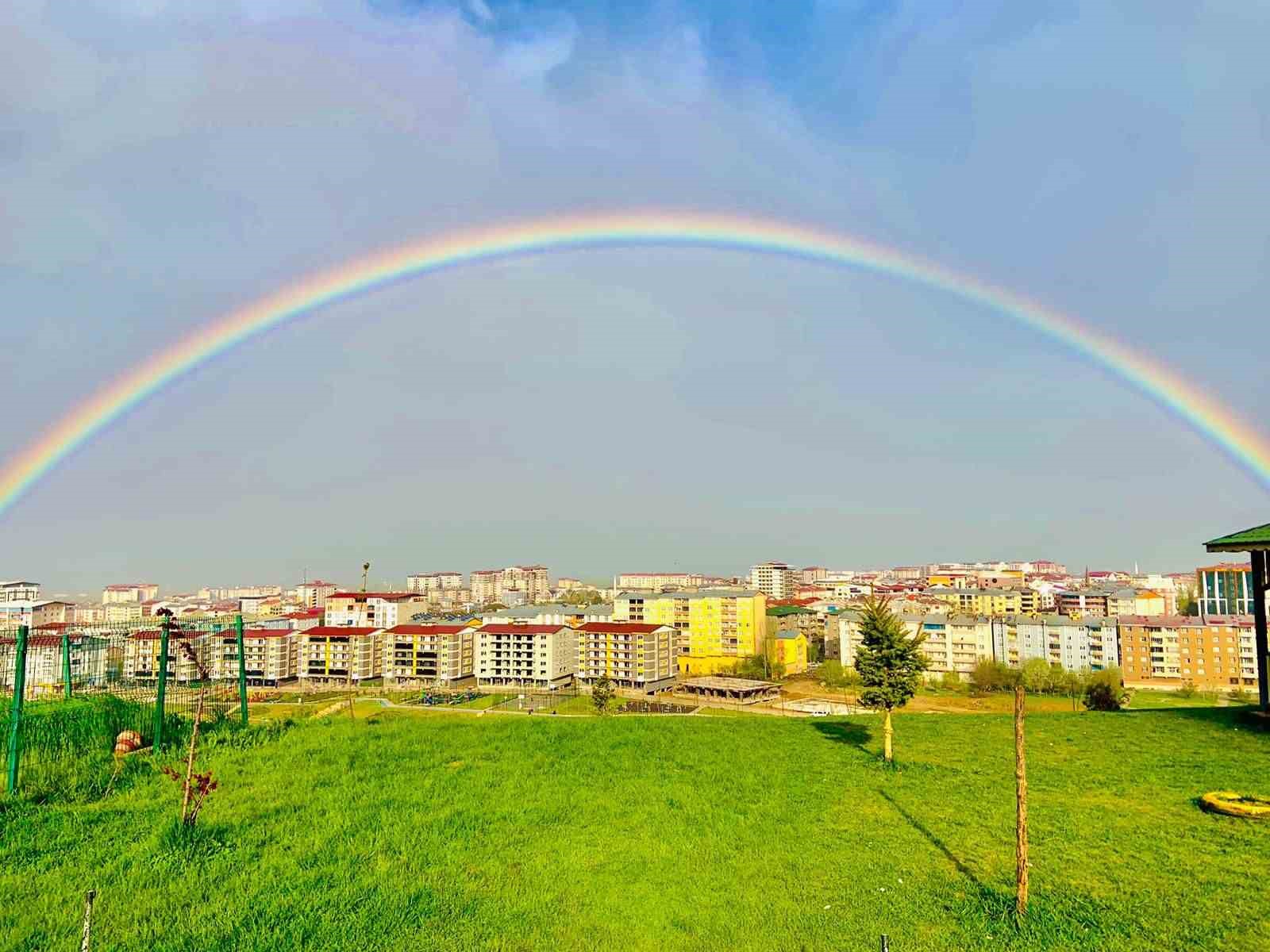 MUŞ’TA YAĞMUR SONRASI ORTAYA ÇIKAN GÖKKUŞAĞI GÖRSEL ŞÖLEN SUNDU.