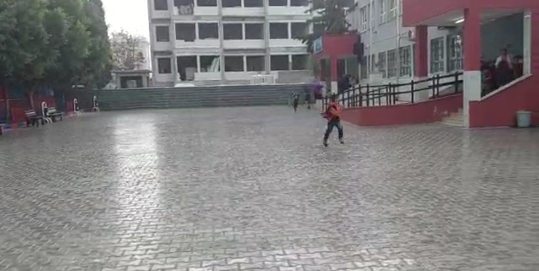 ADANA’DA KISA SÜRELİ YAĞAN YAĞMUR VE DOLU HAYATI OLUMSUZ ETKİLERKEN