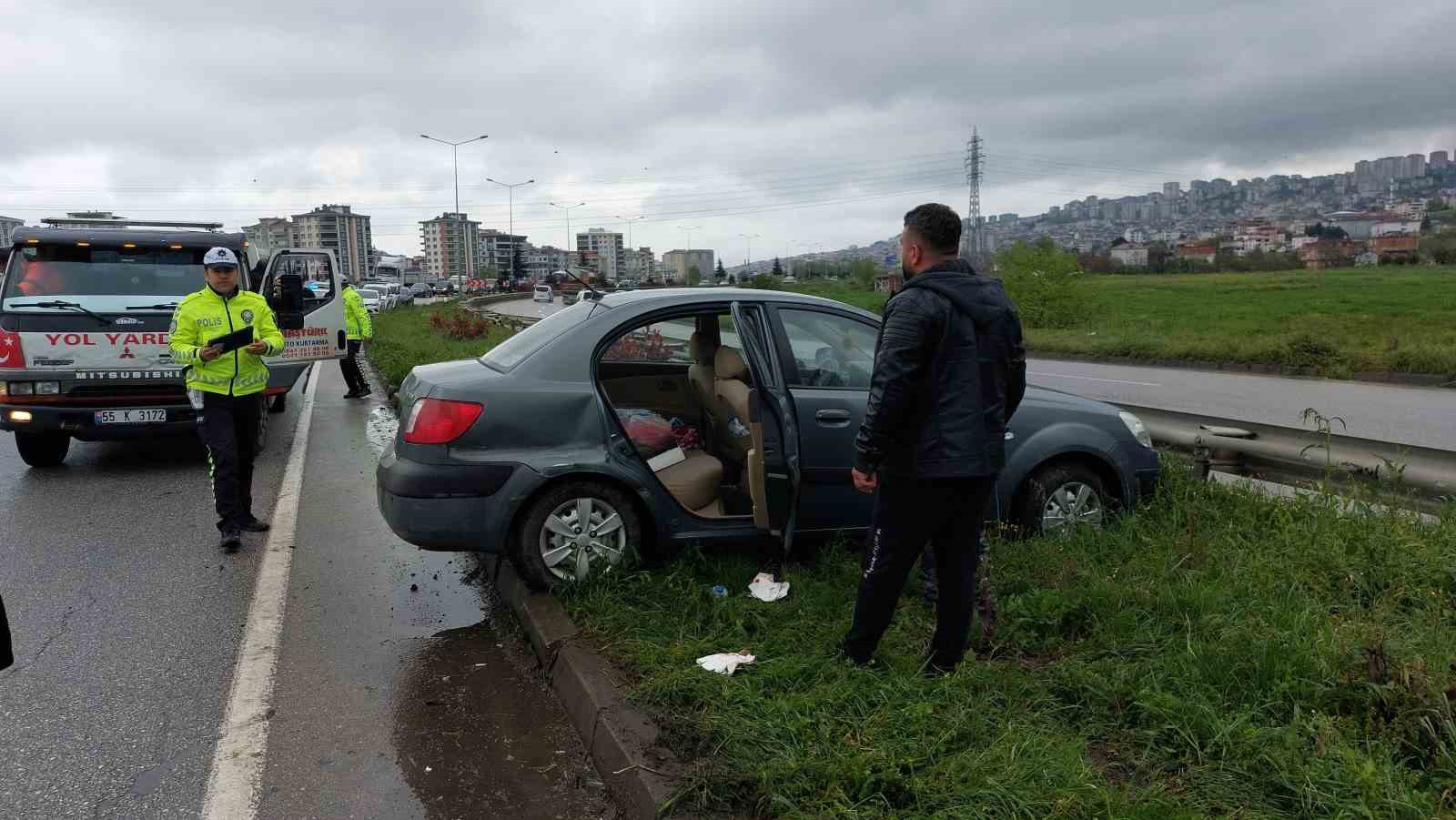SAMSUN’DA YAĞMURDAN DOLAYI KAYGANLAŞAN YOLDA ÜÇ ARACIN KARIŞTIĞI KAZADA 1