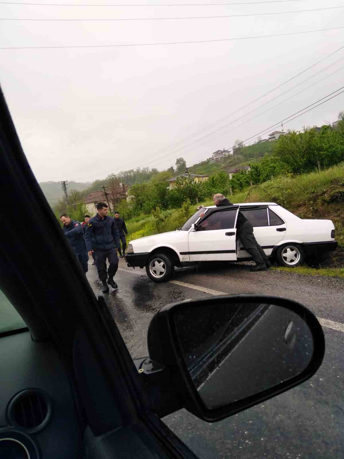 ZONGULDAK'IN EREĞLİ İLÇESİNDE YAĞIŞTAN DOLAYI YOLDAN ÇIKAN OTOMOBİL SU KANALINA