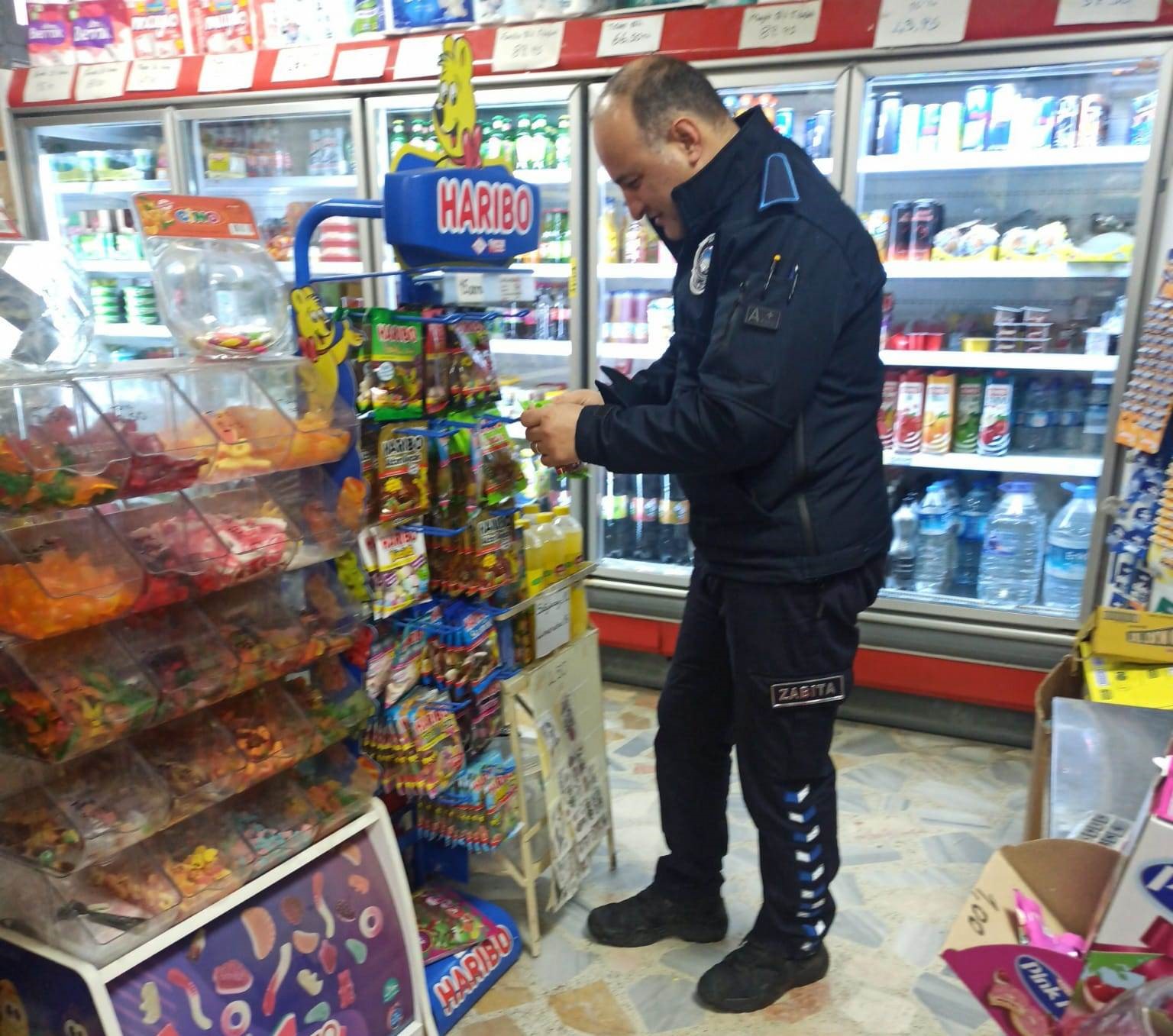 ALTINOVA’DA FAALİYET GÖSTEREN BAKKALLARDA, TEMEL İHTİYAÇ MALZEMELERİNİN FİYATI KONTROL EDİLDİ,