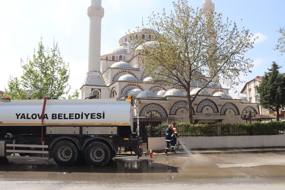 YALOVA BELEDİYESİ TARAFINDAN RAMAZAN BAYRAMI ÖNCESİNDE CAMİLERDE TEMİZLİK ÇALIŞMALARI DEVAM