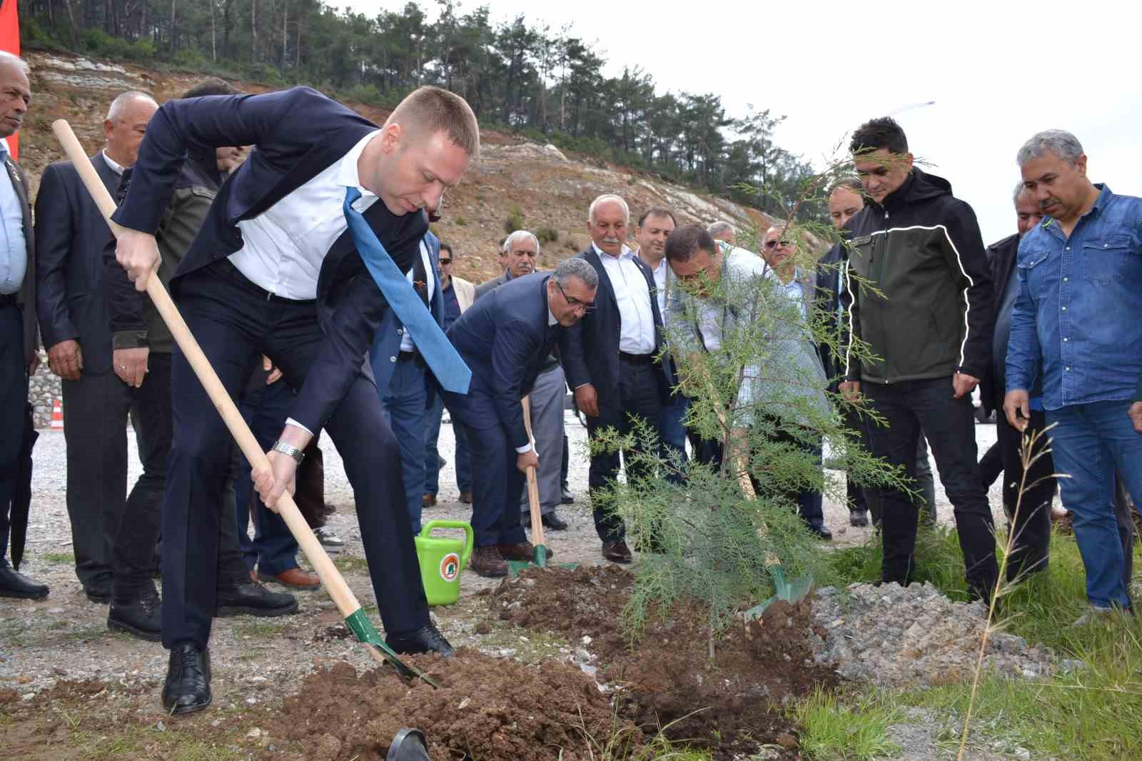 MİLAS MAHALLE MUHTARLARI İÇİN MİLAS’TA HATIRA ORMANI ALANI OLUŞTURULDU. DAHA