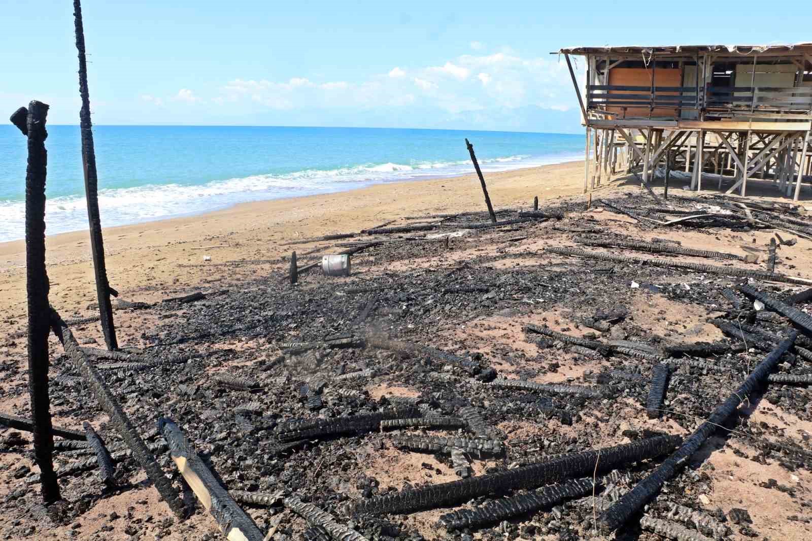 ANTALYA'DA 5 YILDIZLI OTELLERE KOMŞU, DENİZE SIFIR İNŞA EDİLEN ÇARDAKLARDAN