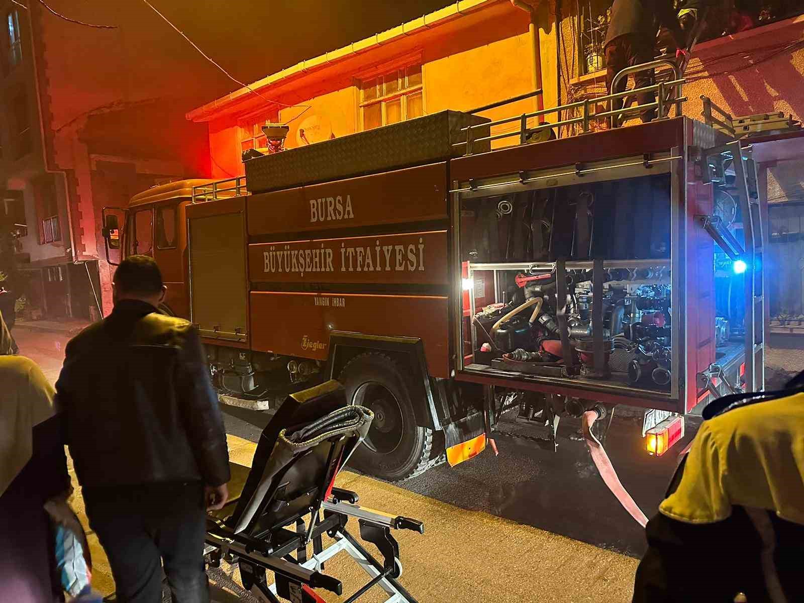 GEMLİK’TE FATİH CADDESİ ÜZERİNDE BULUNAN 2 KATLI BİR EVİN İKİNCİ