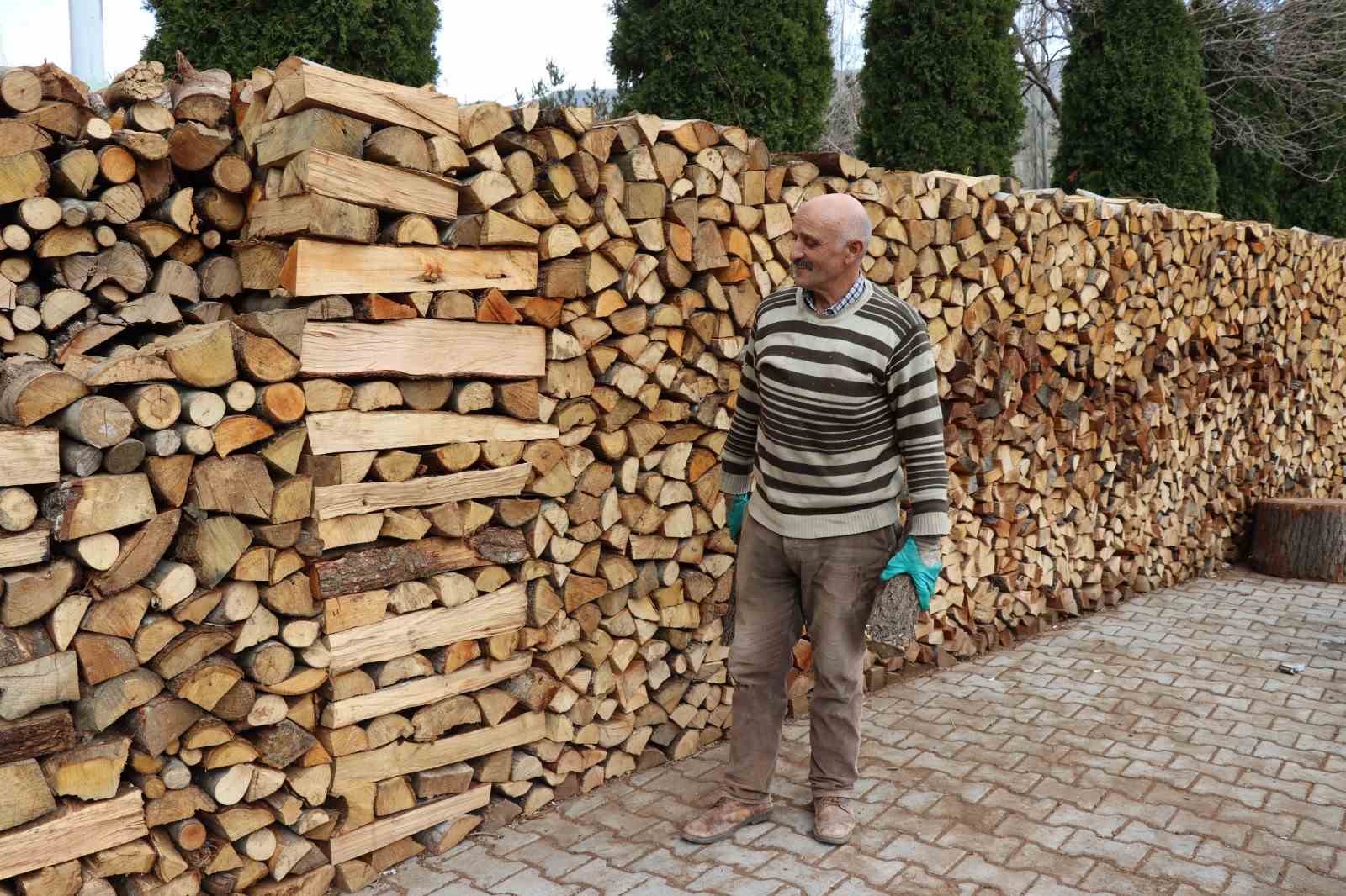 YAKACAK ODUNLARI BİR SANAT ESERİ GİBİ DİZEN TORTUMLU DUVAR USTASI
