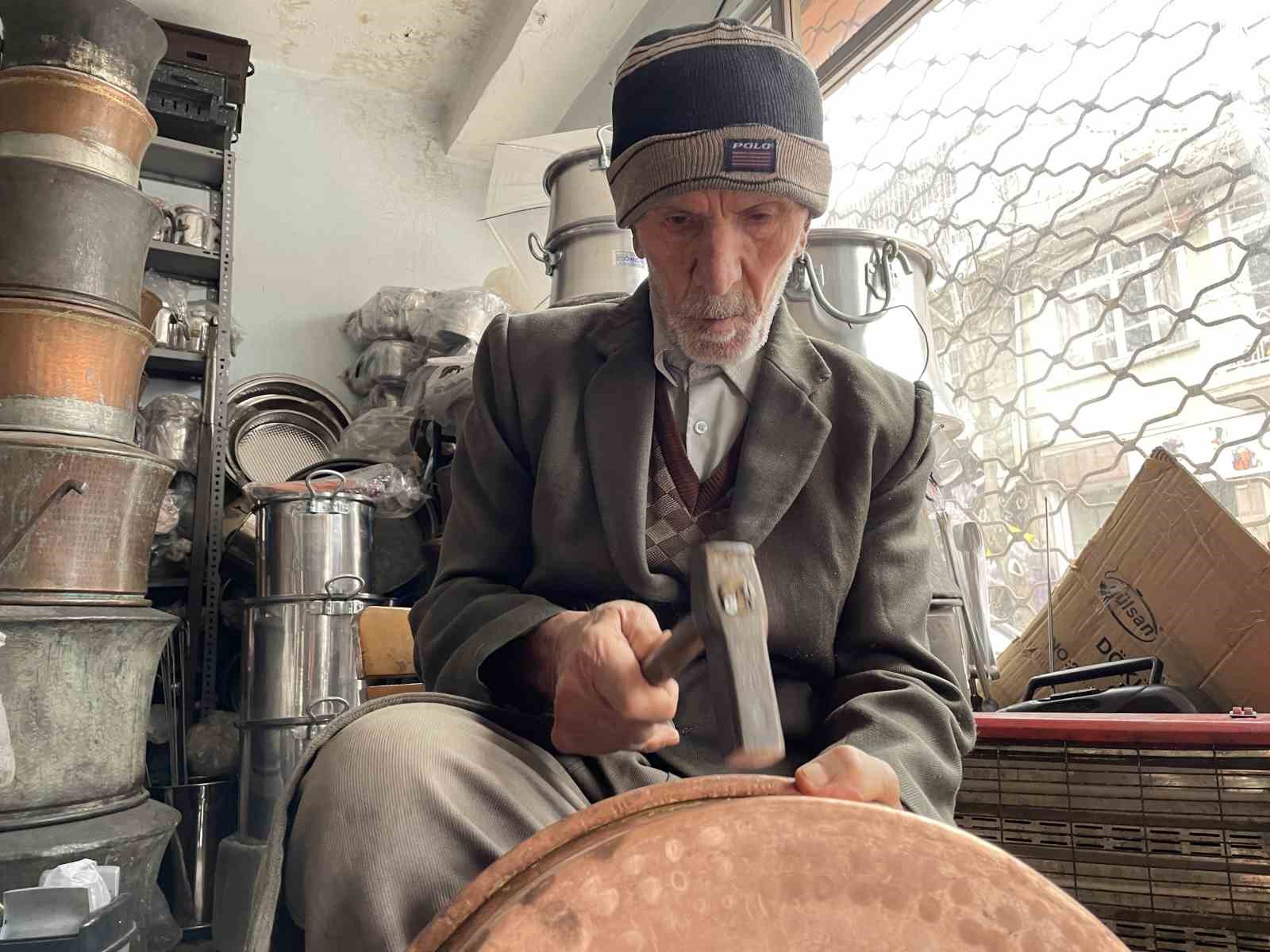 ANKIRI’DA 55 YIL ÖNCE BAŞLADIĞI MESLEĞİNİ OĞLU İLE BİRLİKTE SÜRDÜREN