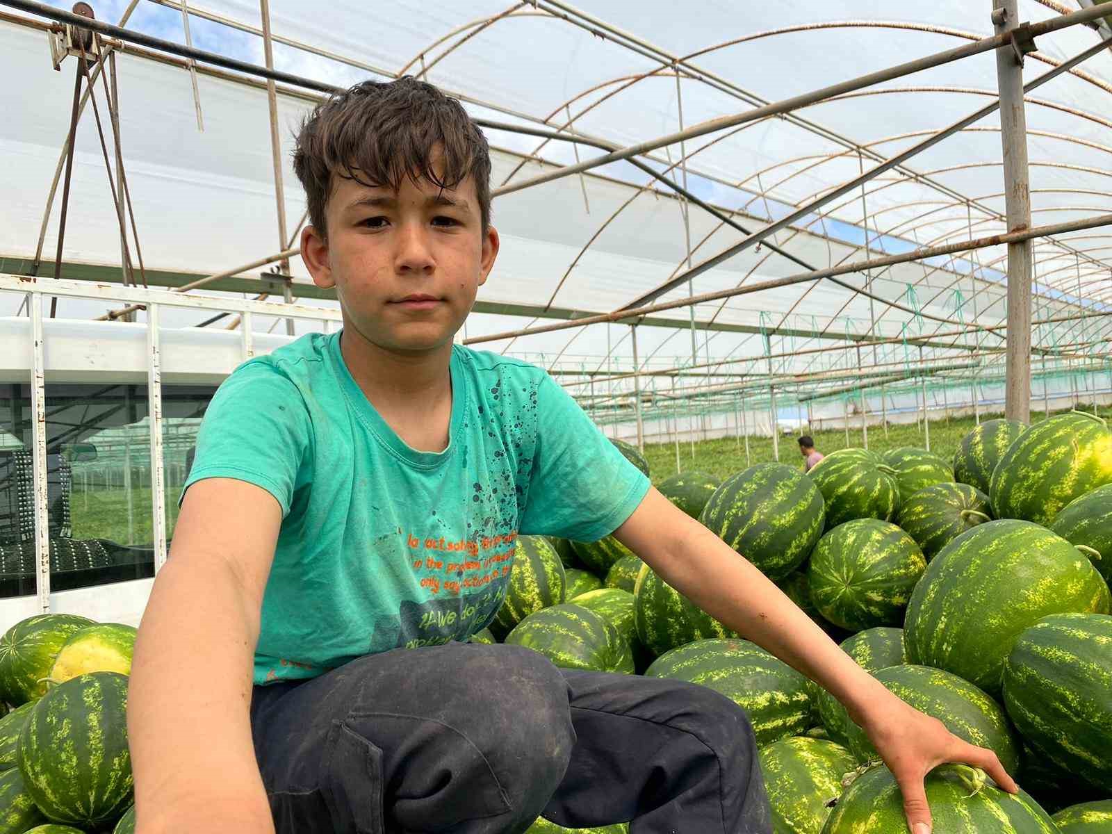 ABDÜLKADİR ÇİFTÇİ YAŞITLARI BAYRAM KUTLARKEN, SERADA ÇALIŞARAK AİLE BÜTÇESİNE KATKI