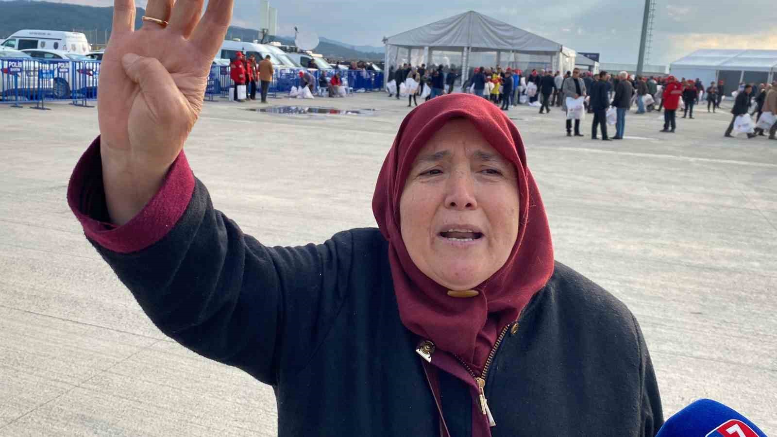 ZONGULDAK'TA KARADENİZ GAZI'NI DEVREYE ALMA TÖRENİNE KATILAN YAŞLI BİR KADININ