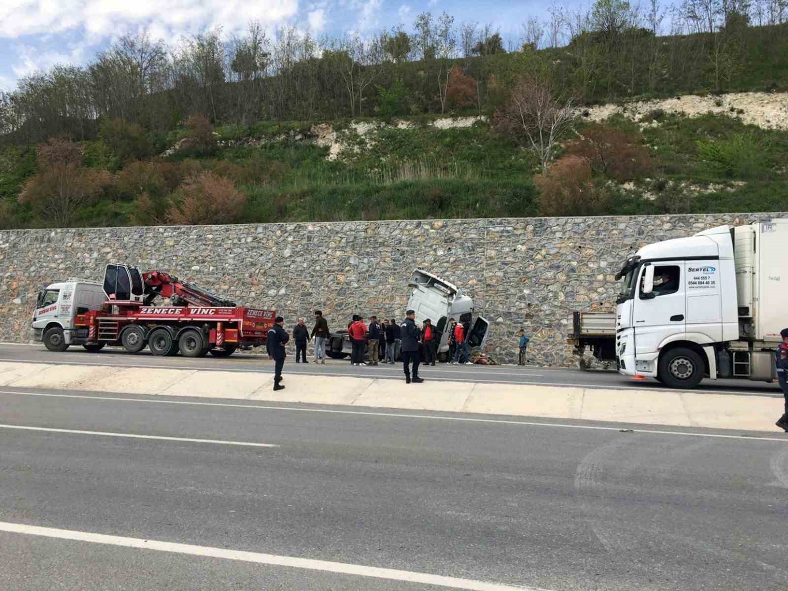 YATAĞAN-MİLAS KARAYOLU ESKİHİSAR MAHALLESİ ARAPDERESİ MEVKİİNDE RAMPA AŞAĞI İNEN TIR,