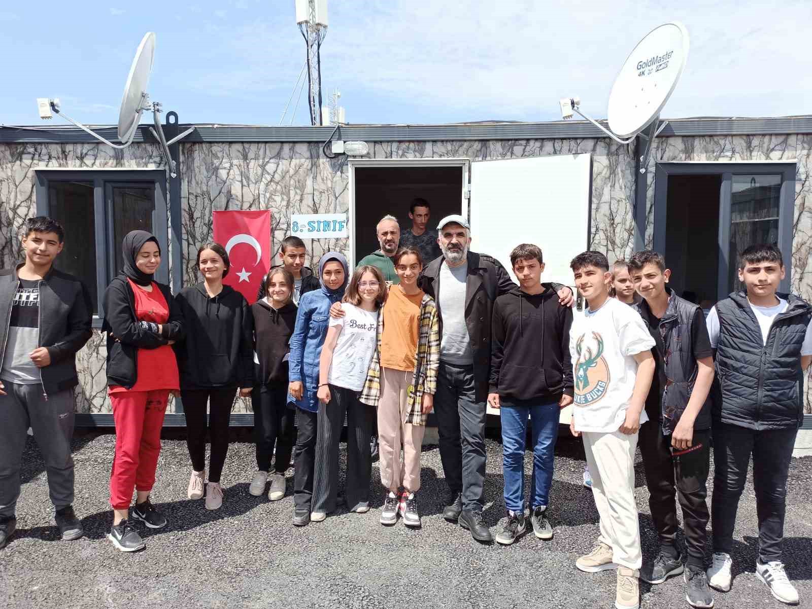 YAZAR AHMET TURGUT ZİYARET ETTİĞİ DEPREM BÖLGESİ MALATYA’DA DEPREMZEDE ÖĞRENCİLERLE