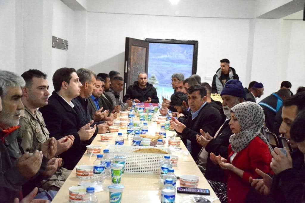 BİNGÖL’ÜN YEDİSU İLÇESİ KAYMAKAMI FURKAN BAŞAR, İFTAR PROGRAMINDA İLÇEDE GÖREV