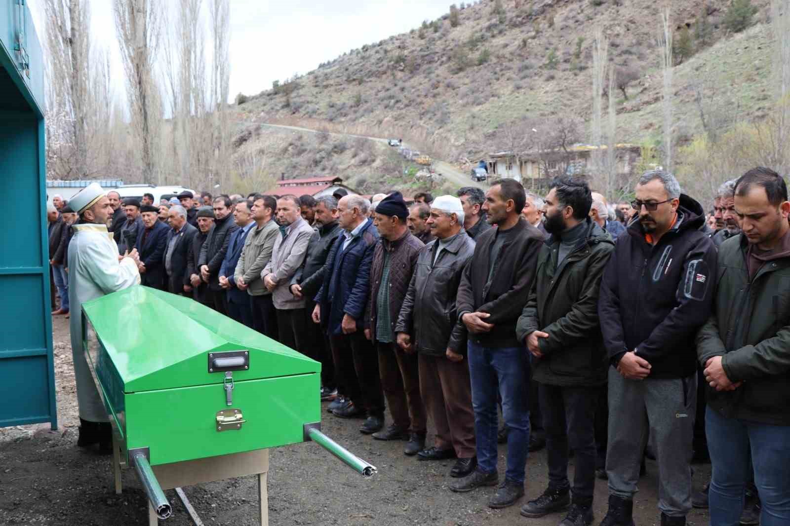 ŞENKAYA İLÇESİ YELKIRAN MAHALLESİ ESKİ MUHTARI AYNI ZAMANDA GÖNÜLLÜ KOY