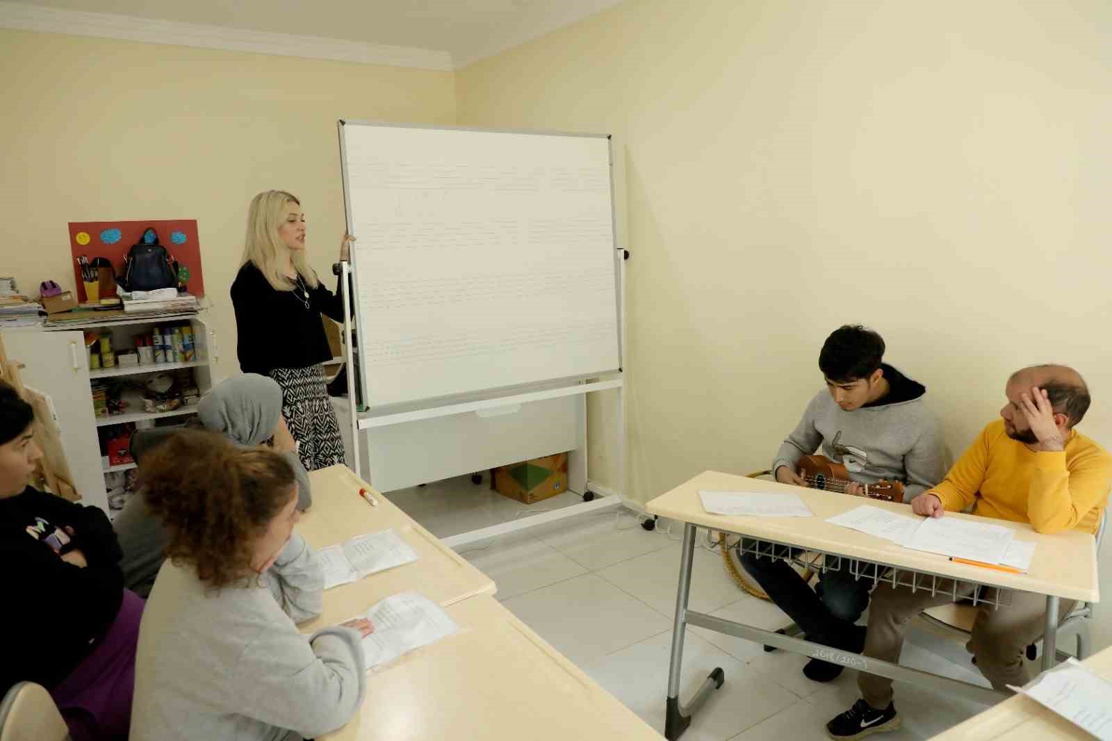 DİYARBAKIR'IN YENİŞEHİR BELEDİYESİ TARAFINDAN AÇILAN SANAT, TİYATRO VE MÜZİK AKADEMİLERİNDEKİ
