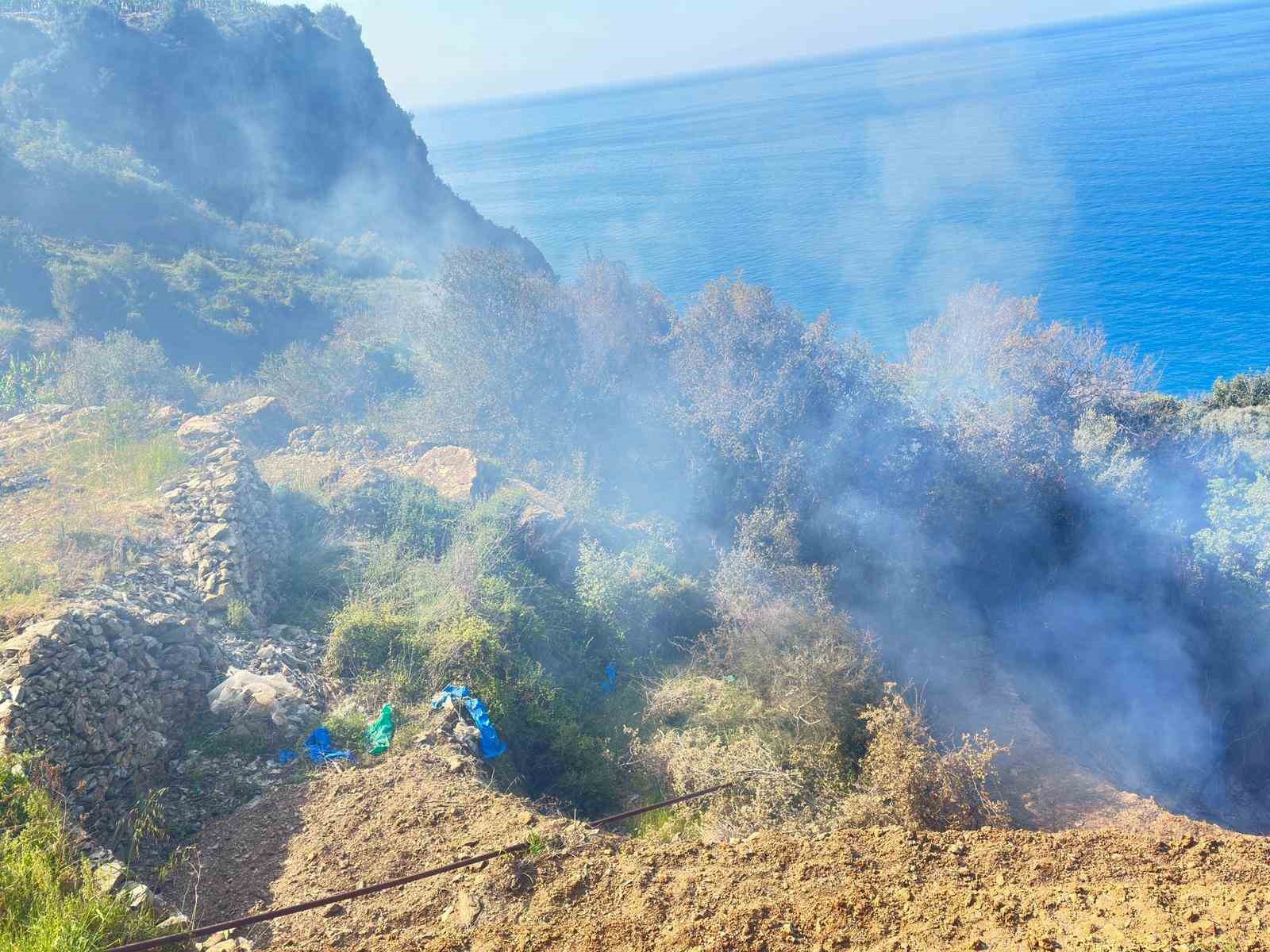 ANTALYA’NIN GAZİPAŞA İLÇESİNDE YERLEŞİM YERLERİNE YAKIN BİR NOKTADA ÇIKAN YANGIN