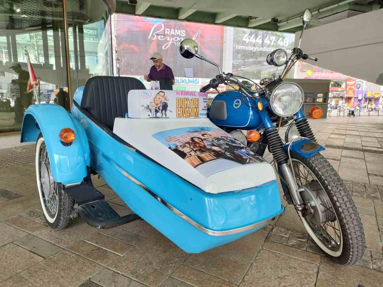 YEŞİLÇAM FİLMLERİNDEN HAFIZALARA KAZINAN 1971 MODEL MOTOSİKLET, DEPREMZEDELERE DESTEK AMACIYLA