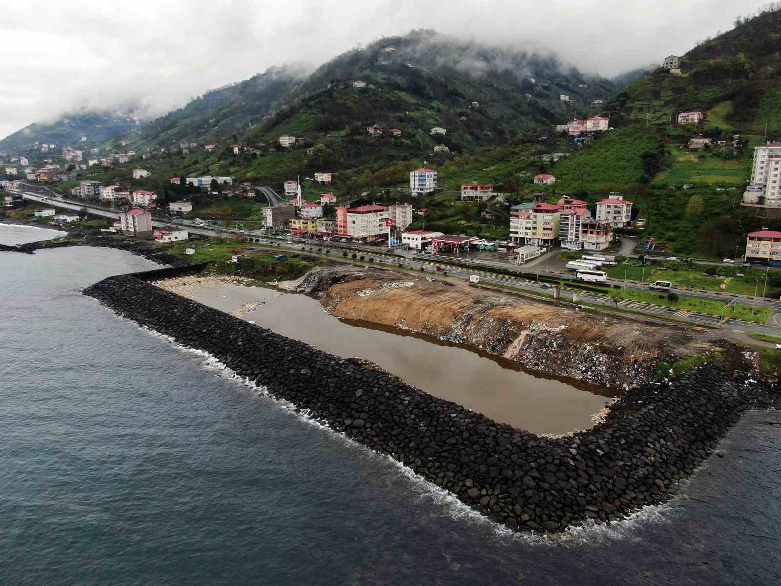 TRABZON’UN ÇARŞIBAŞI İLÇESİNDE SAHİLİNE DÖKÜLEN ÇÖPLERİN GÖRÜNTÜSÜ TEPKİ ÇEKTİ. DENİZLE