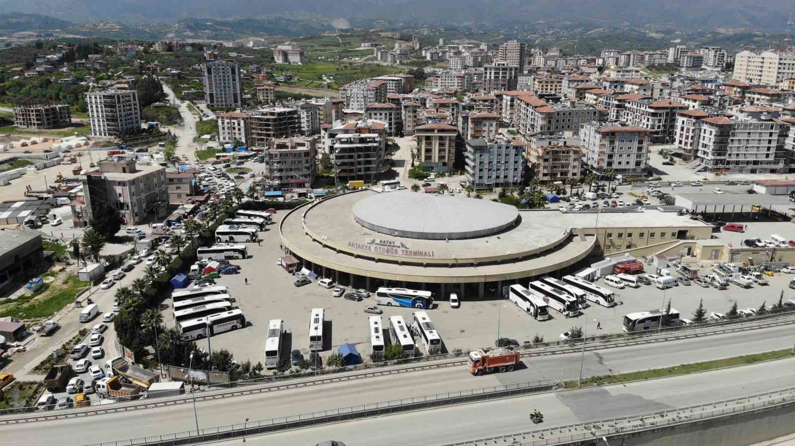 KAHRAMANMARAŞ MERKEZLİ DEPREMLERDEN EN ÇOK ETKİLENEN HATAY’DA YIKINTILARIN ARASINDA VATANDAŞLARIN