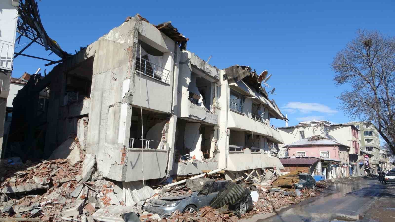 MALATYA’NIN DOĞANŞEHİR İLÇESİNDE BABASININ AĞIR HASARLI EVİNE ODUN ÇIKARMAK İÇİN