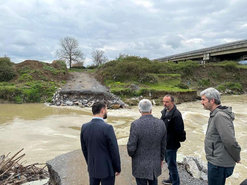 DÜZCE İL GENEL MECLİS BAŞKANI FAZLI KOÇ, BAHÇEKÖY’DE YIKILAN KÖPRÜYÜ