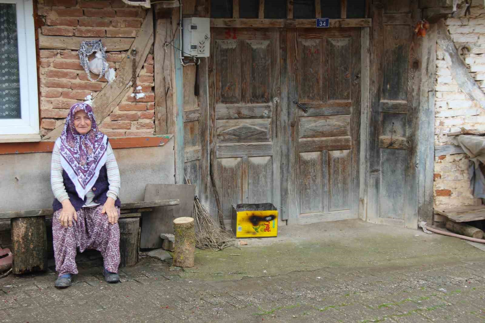 80 YIL ÖNCE İNŞA EDİLEN İKİ KATLI AHŞAP EVDE EŞİYLE