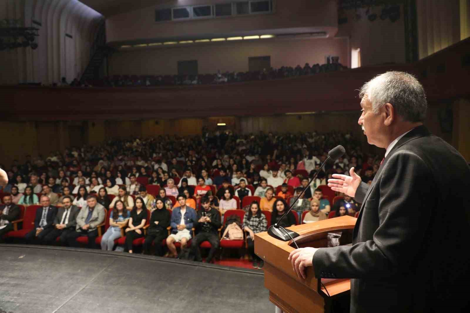 KONFERANS ÖNCESİ ÖĞRENCİLERE HİTAP EDEN ADANA BÜYÜKŞEHİR BELEDİYE BAŞKANI ZEYDAN