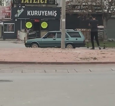 KONYA'DA TRAFİĞE AÇIK CADDE ÜZERİNDEKİ KAVŞAK ETRAFINDA DRİFT ATAN SÜRÜCÜ,