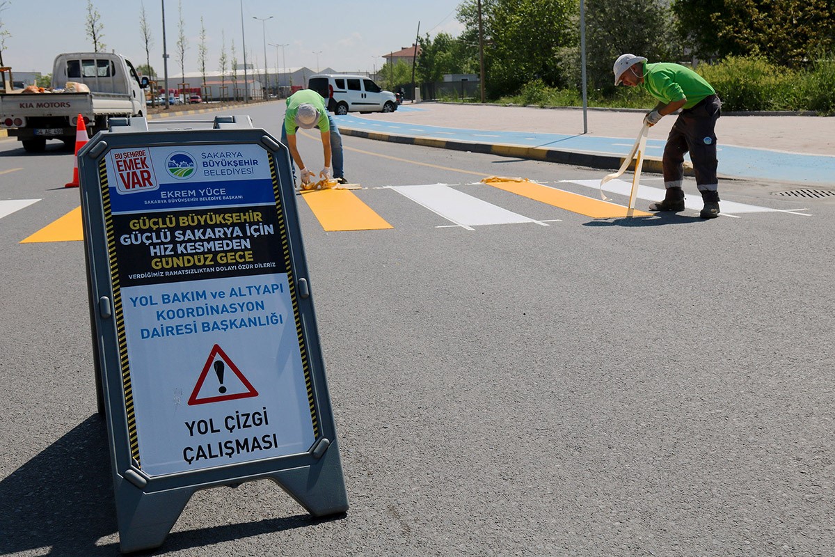 SAKARYA BÜYÜKŞEHİR BELEDİYESİ, TRAFİKTE ARAÇ İLE YAYA GÜVENLİĞİ İÇİN YOL