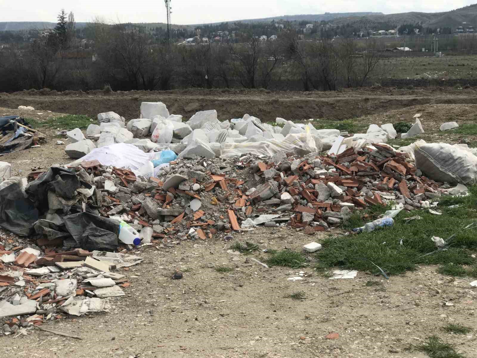 ESKİŞEHİR’DE BİR YOL KENARINA BIRAKILAN MOLOZ VE ATIK MADDELER ÇEVRE