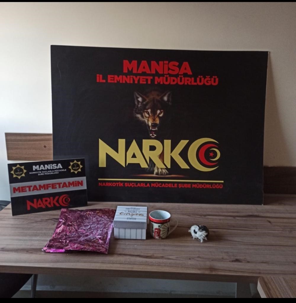 MANİSA'DA İZMİR-İSTANBUL OTOBANI ÜZERİNDE DURDURULAN BİR YOLCU OTOBÜSÜNDE YAPILAN ARAMADA