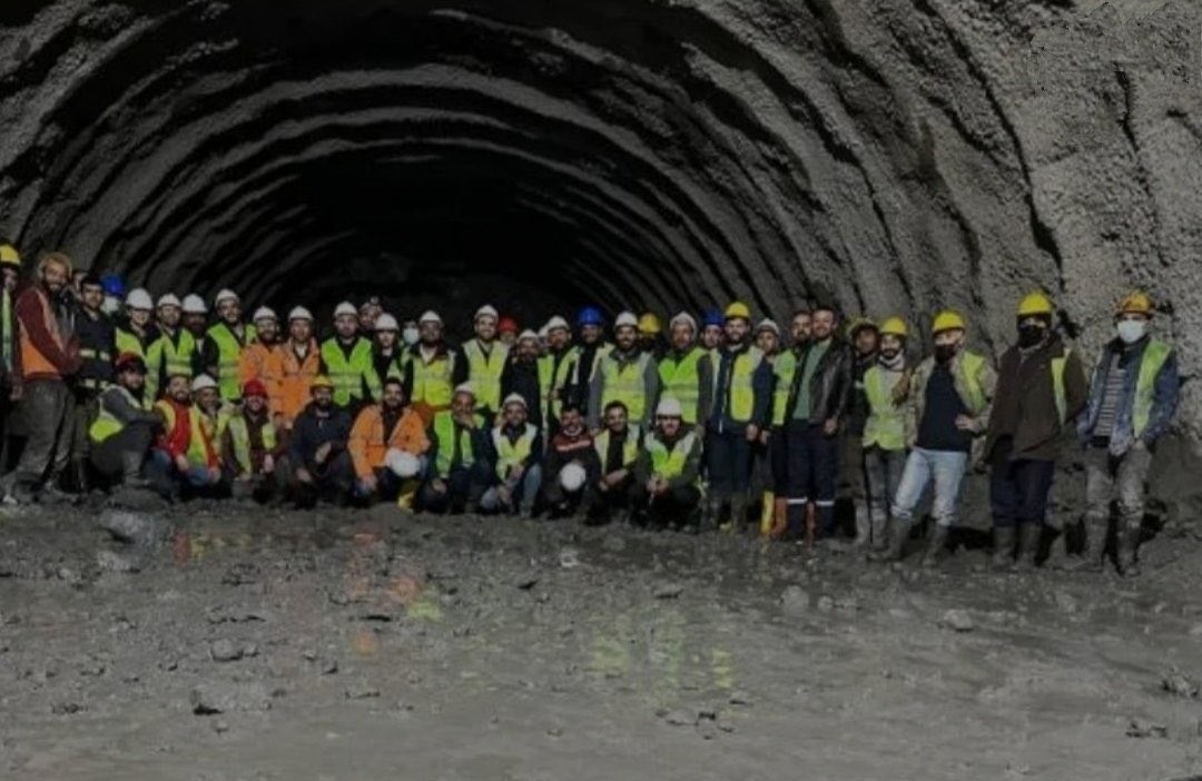 VAN-HAKKARİ KARA YOLU ÜZERİNDEKİ ‘32 VİRAJ’ BÖLGESİNDE 2013 YILINDA YAPIMINA