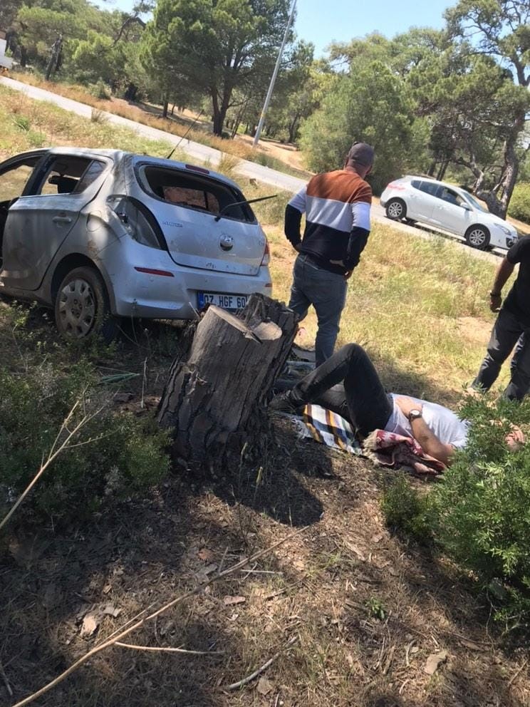 YOLDAN ÇIKIP ORMANLIK ALANA UÇAN OTOMOBİL SÜRÜCÜSÜ YARALANDI