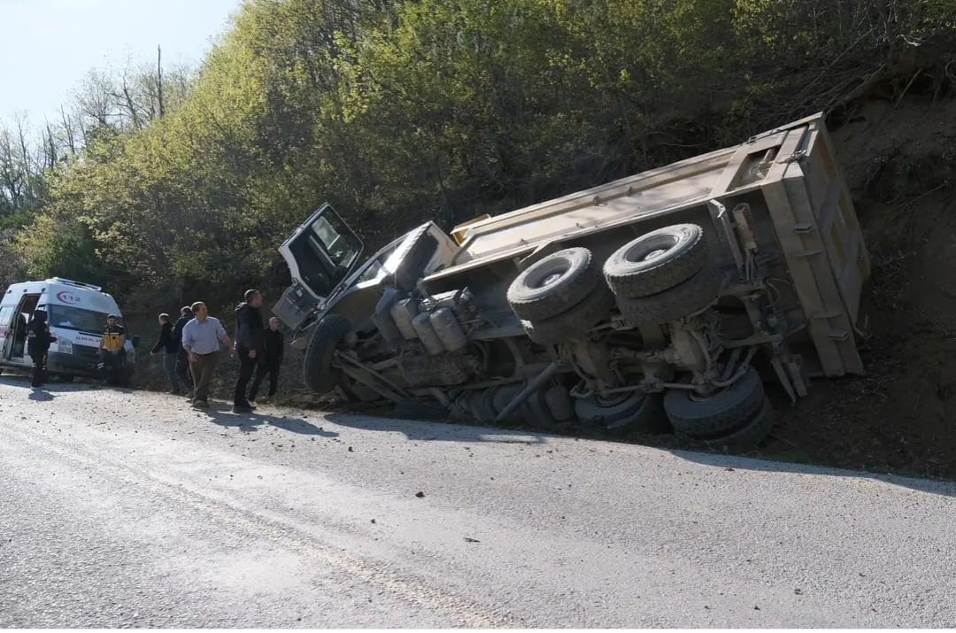 KASTAMONU'NUN BOZKURT İLÇESİNDE ŞARAMPOLDE DEVRİLEN HAFRİYAT KAMYONUNUN SÜRÜCÜSÜ YARALANDI.