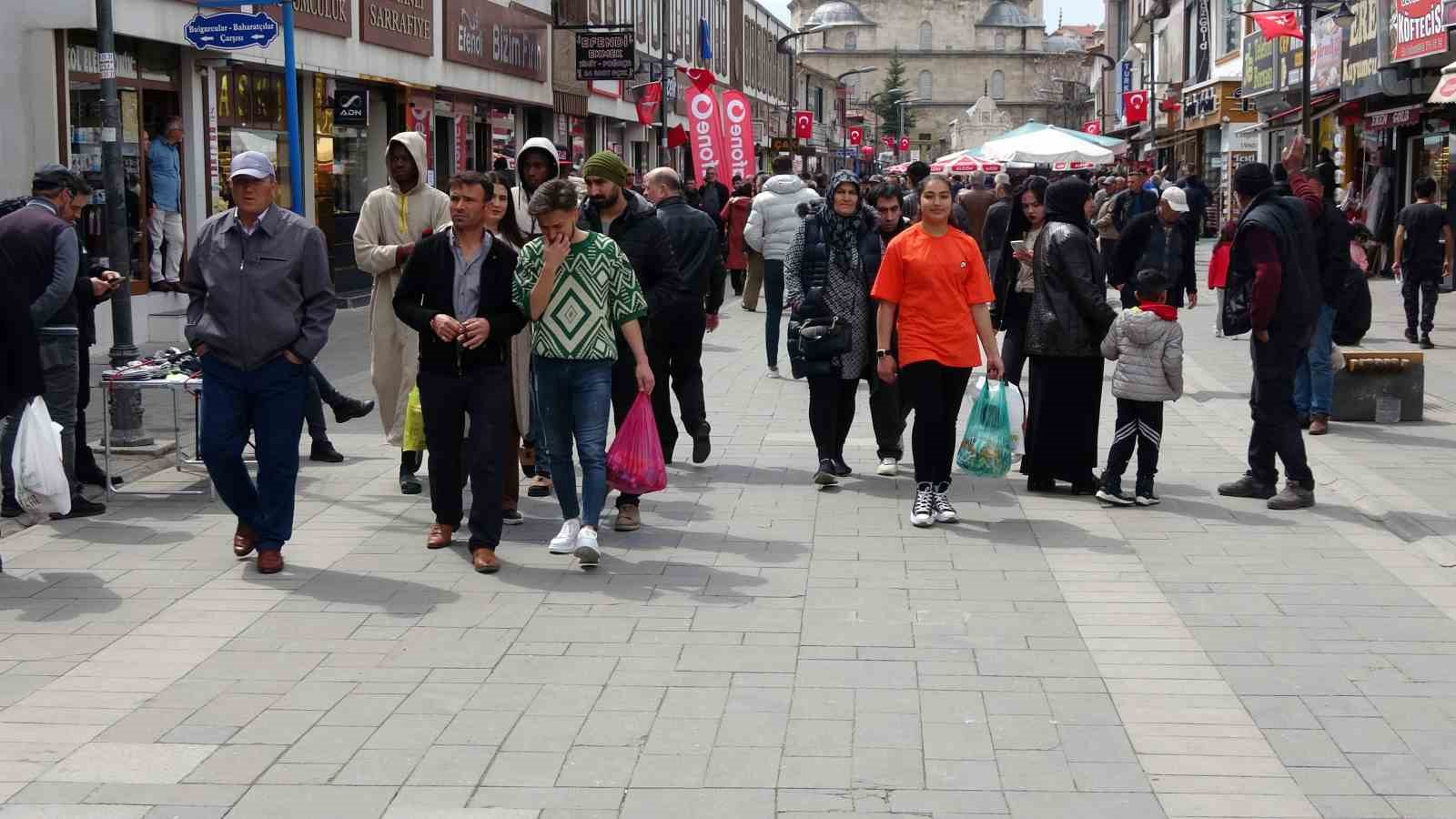 YOZGAT’TA ÇARŞI VE PAZARDA BAYRAM YOĞUNLUĞU YAŞANIYOR