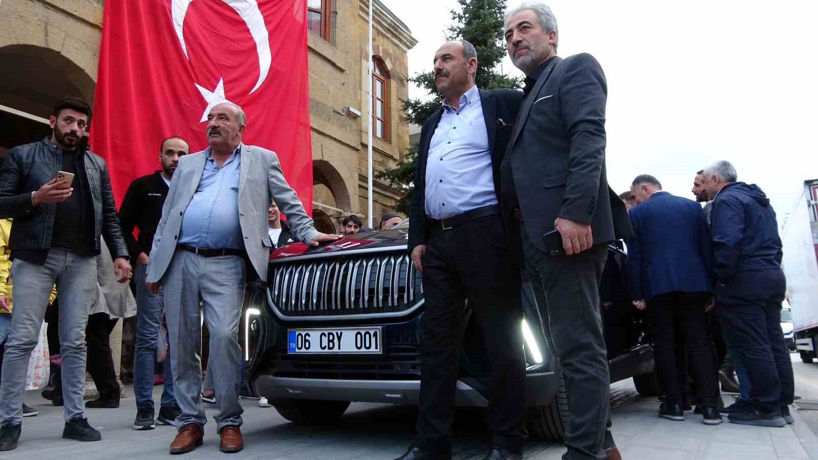 YOZGAT’TA İLK KEZ SERGİLENEN YERLİ VE MİLLİ OTOMOBİL TOGG, VATANDAŞLARDAN