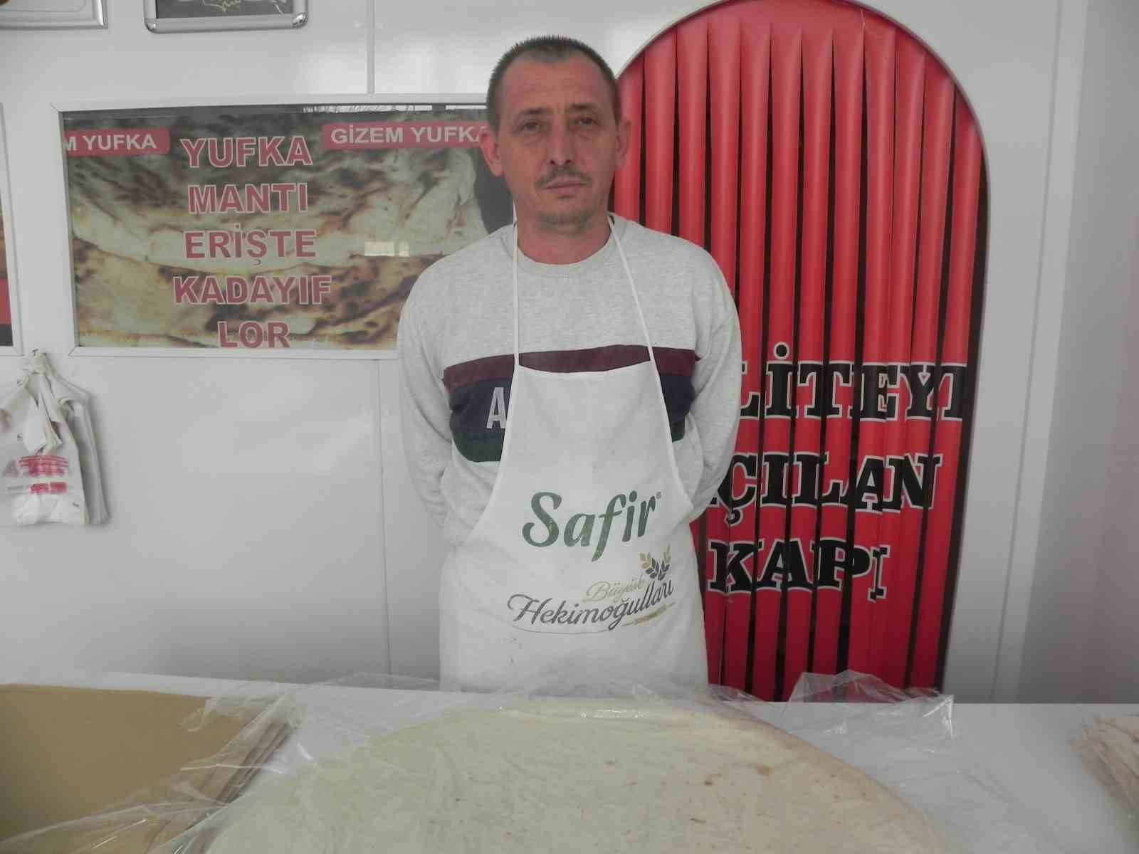 ESKİŞEHİR’DEKİ YUFKA SATICILARI, RAMAZAN AYININ GELMESİYLE BİRLİKTE VATANDAŞLARIN YUFKALARA OLDUKÇA