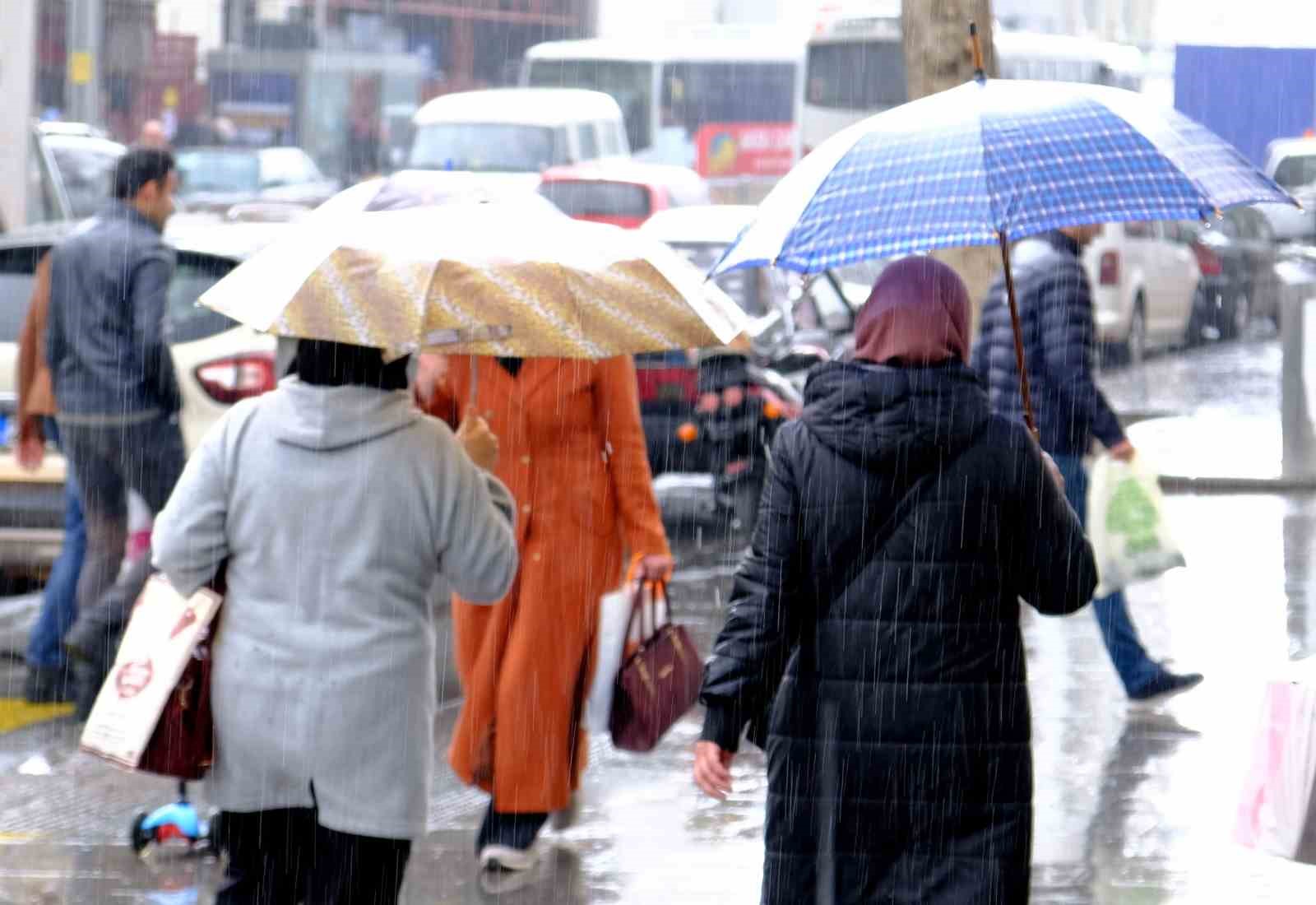 ERZİNCAN’IN YÜKSEK KESİMLERİNDE KAR ŞEHİR MERKEZİNDE İSE KUVVETLİ YAĞIŞ ETKİLİ