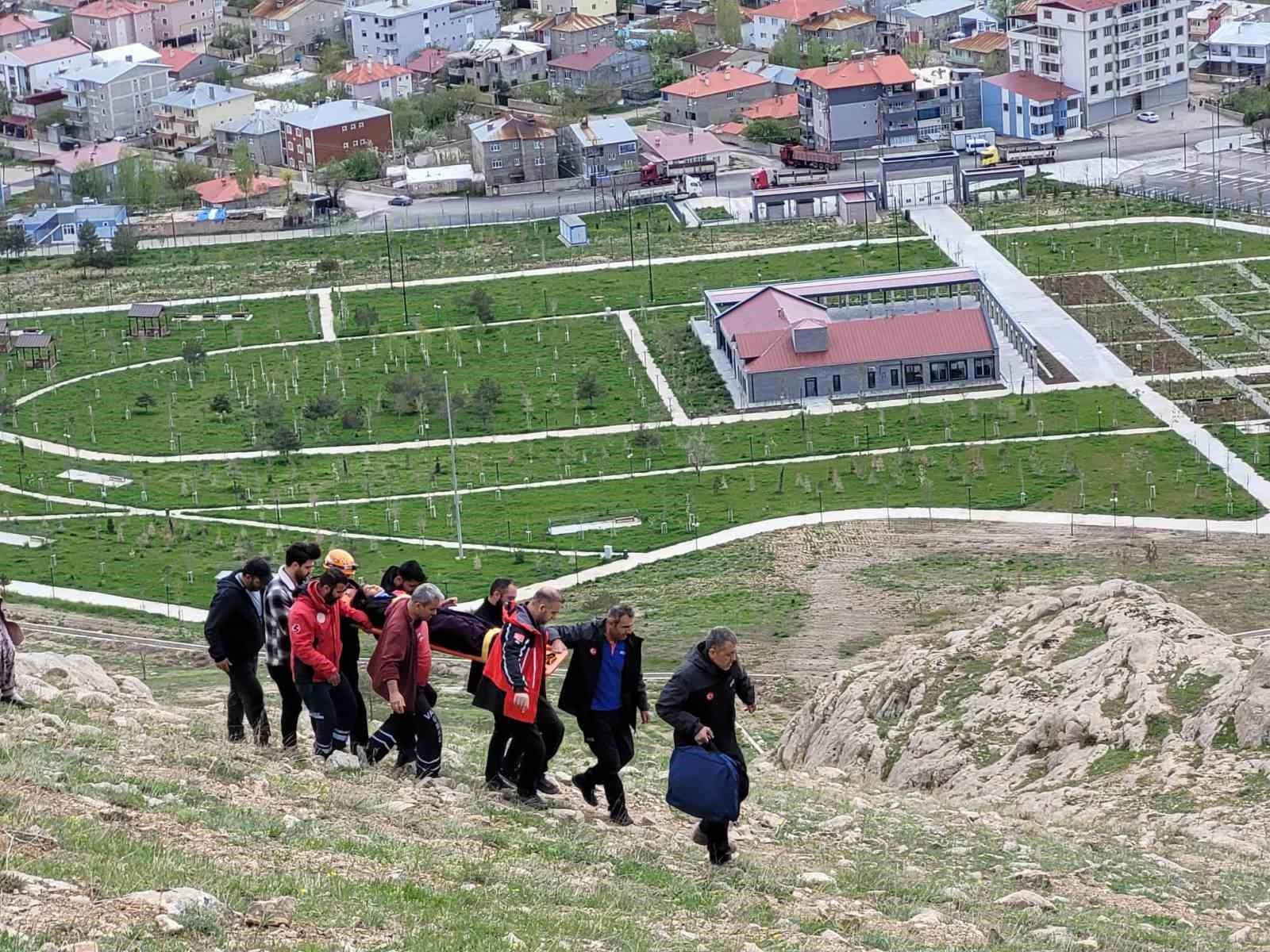 VAN'DA, GENÇ KIZ, ARKADAŞLARI İLE BİRLİKTE GEZMEK İÇİN ÇIKTIKLARI TOPRAK