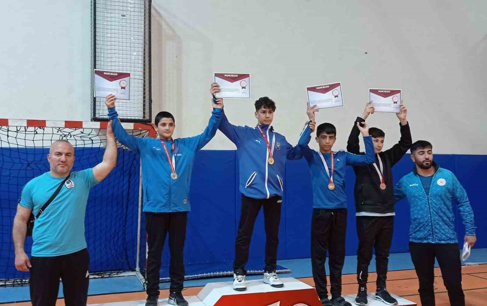 YUNUSEMRE BELEDİYESPOR'UN GÜREŞÇİLERİ, ANTALYA'DA YAPILAN OKUL SPORLARI YILDIZLAR-GENÇLER A-B GREKOROMEN
