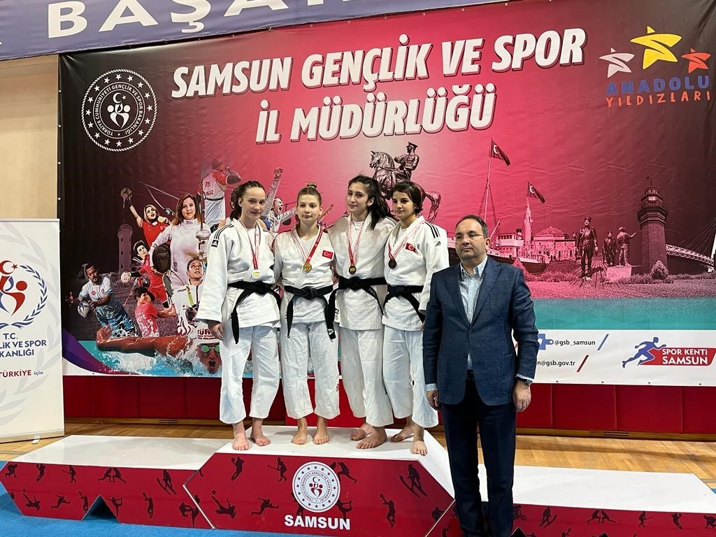 YUNUSEMRE BELEDİYESPOR'UN JUDOCULARI, SAMSUN'DA DÜZENLENEN OKUL SPORLARI GENÇLER TÜRKİYE JUDO