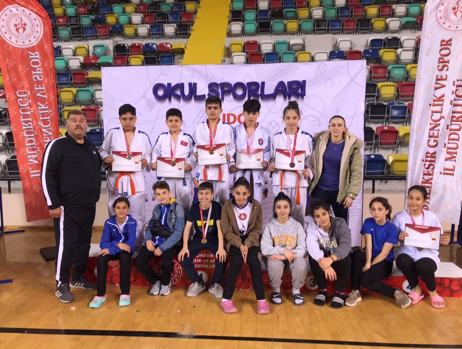 YUNUSEMRE BELEDİYESPOR'UN KÜÇÜK JUDOCULARI, BALIKESİR'DE DÜZENLENEN OKUL SPORLARI KÜÇÜKLER JUDO