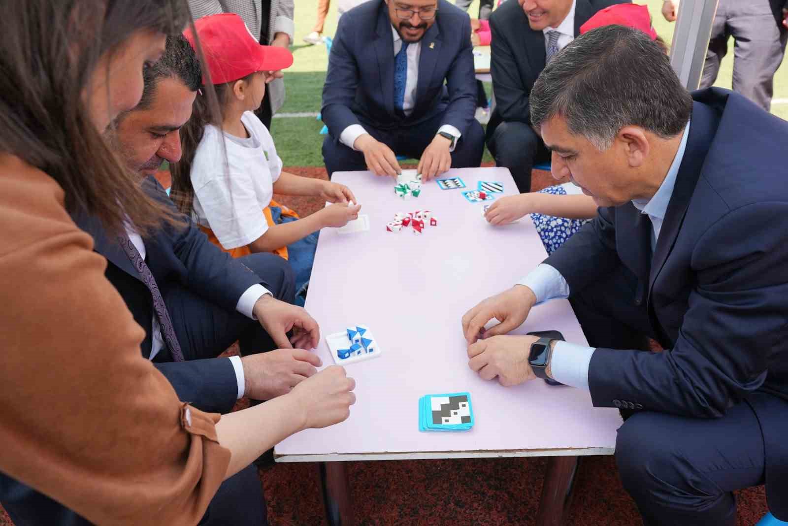 YÜZLERCE ÇOCUK ŞENLİKTE BULUŞTU