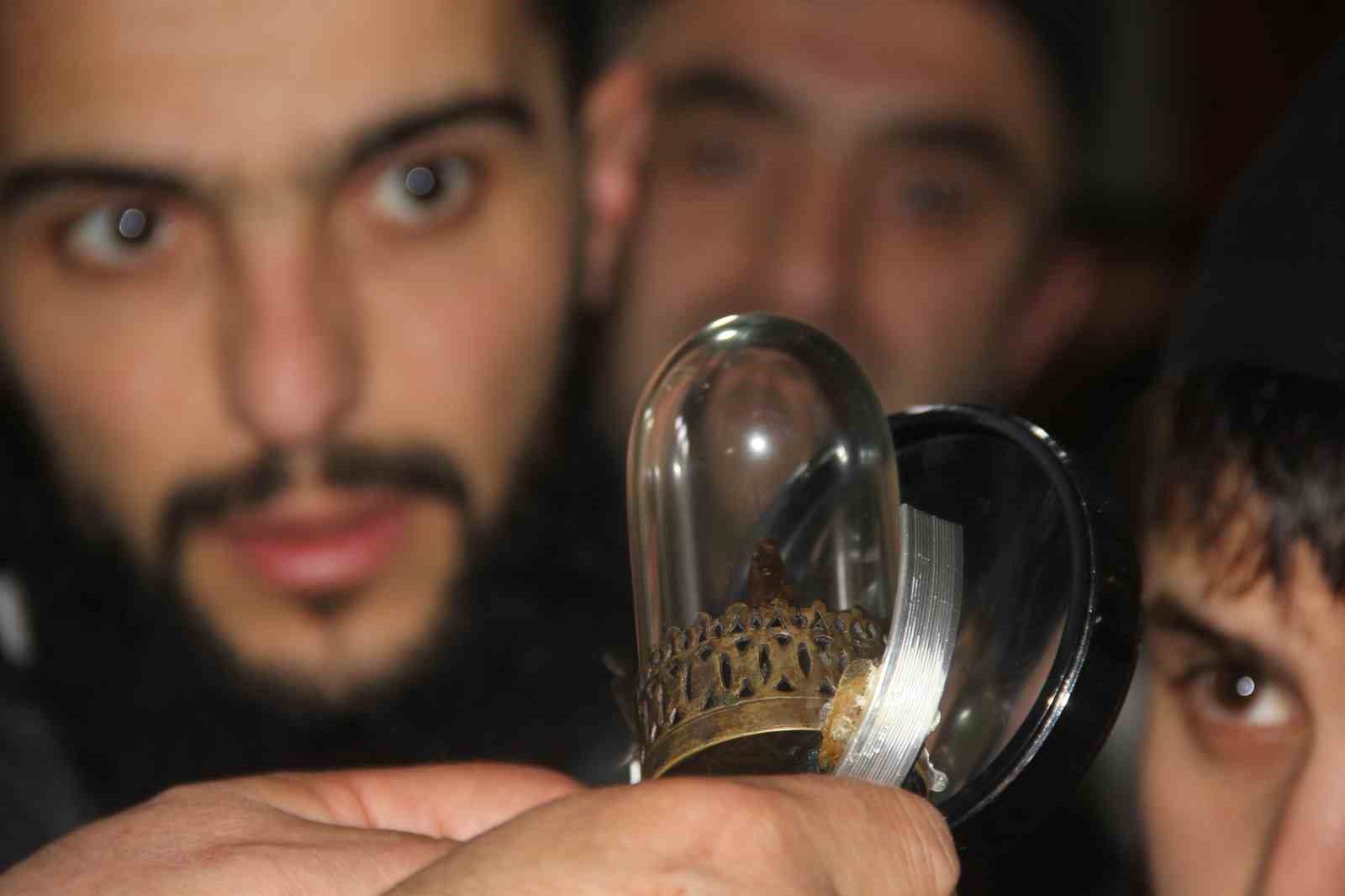 SİVAS'IN ZARA İLÇESİNDE ZİYARETE AÇILAN SAKAL-I ŞERİF’E VATANDAŞLAR YOĞUN İLGİ