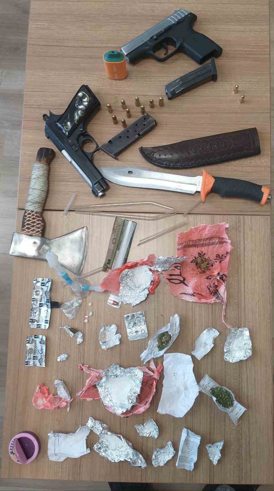 AFYONKARAHİSAR'DA UYUŞTURUCU MADDE BULUNDURAN 2 KİŞİ ARABADA UYUR VAZİYETTE YAKALANDI.
