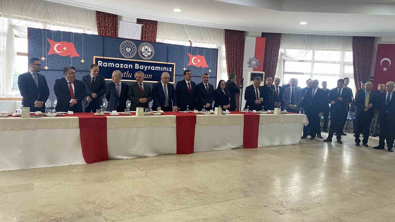 ZONGULDAK’TA PROTOKOL ÜYELERİ RAMAZAN BAYRAMI DOLAYISIYLA KUTLAMA PROGRAMINDA BİR ARAYA